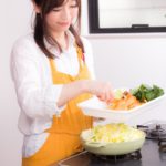 カット野菜を調理する女性