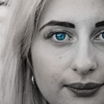 肌荒れの青い瞳の女性